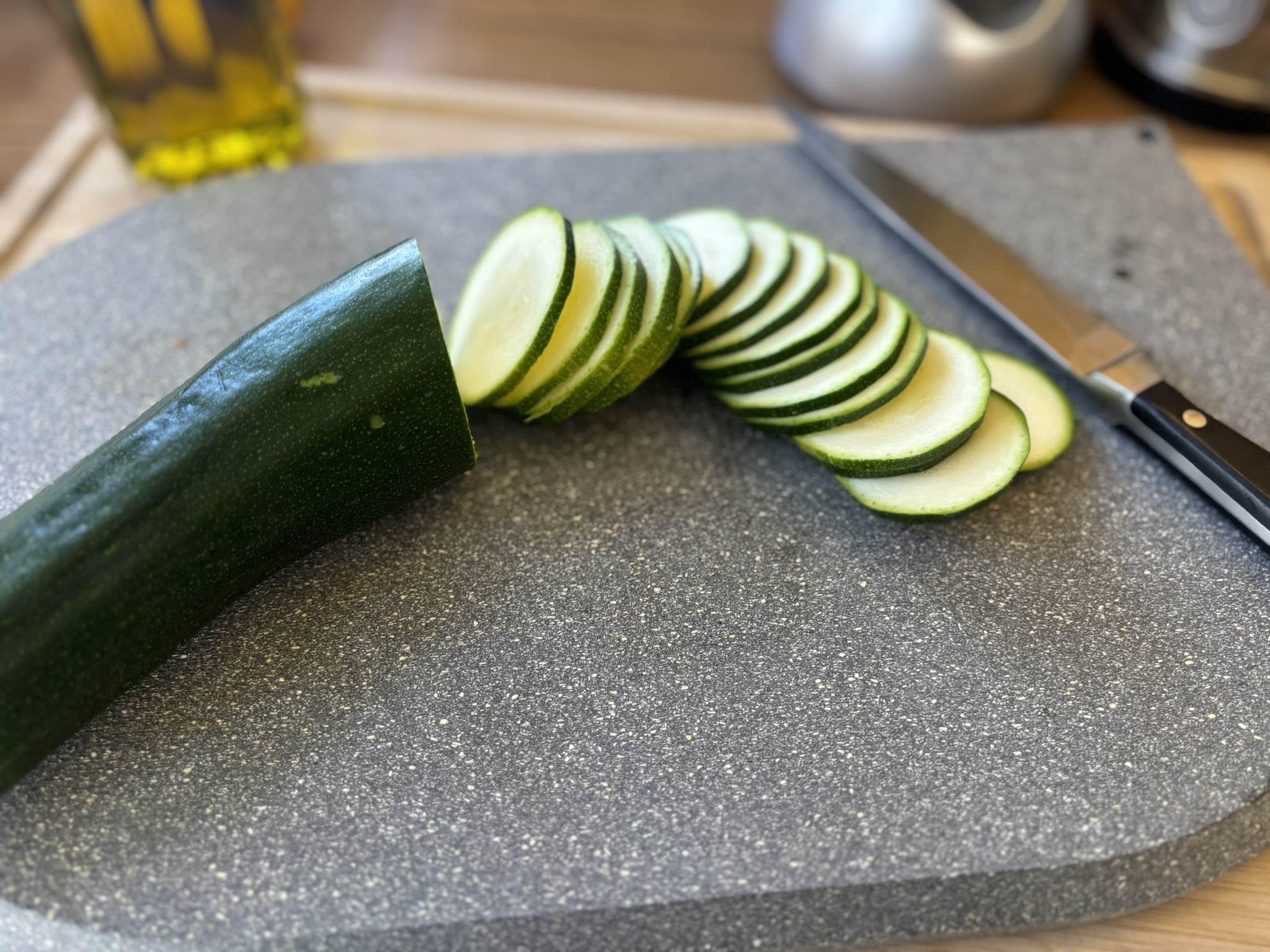 Zucchini für die Zucchini-Lasagne einfach in Scheiben schneiden, statt längs. EInfach und schnell