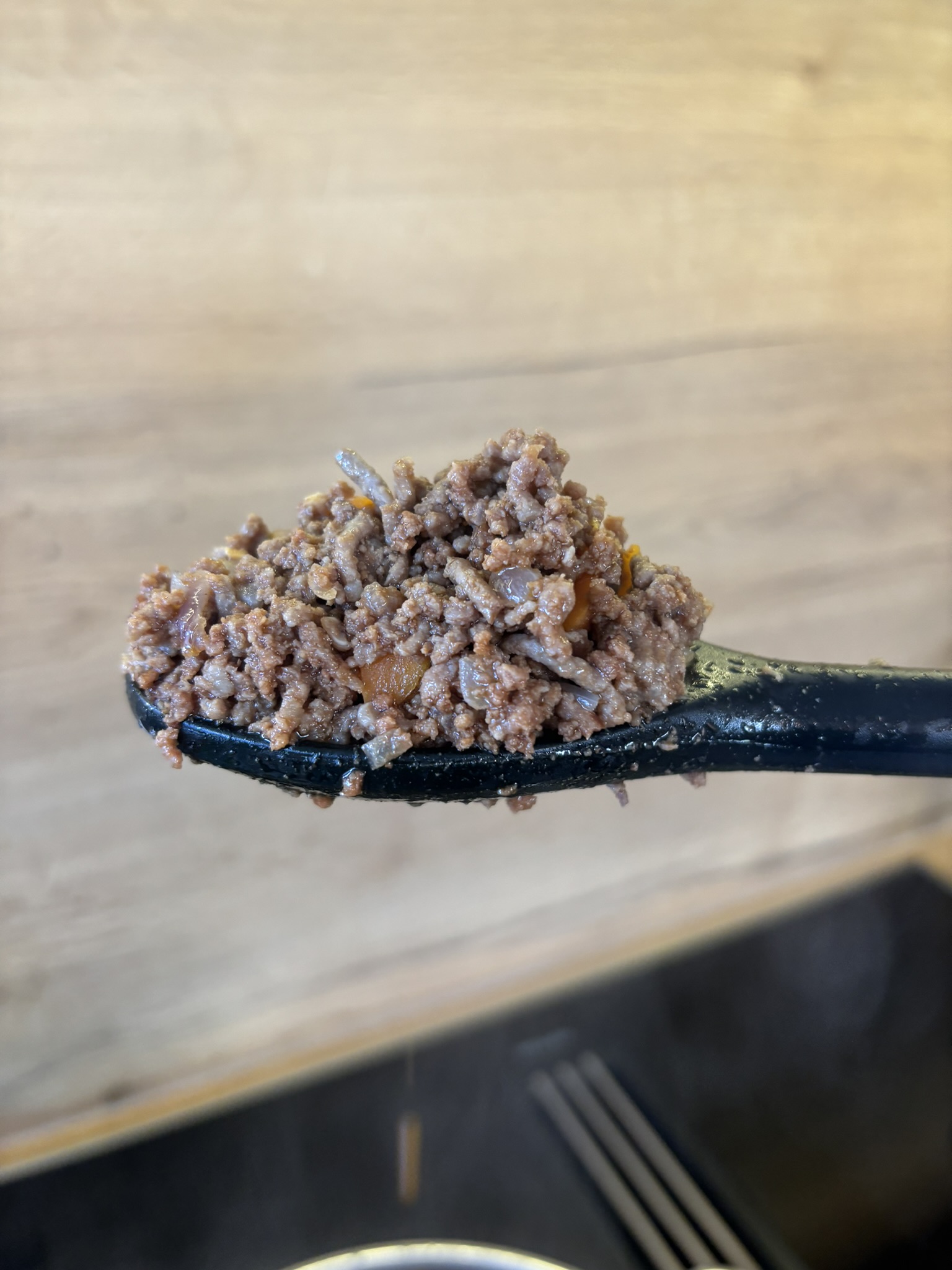 Das Hackfleisch wird so lange angebraten, bis der Bratensaft vollständig verkocht ist.