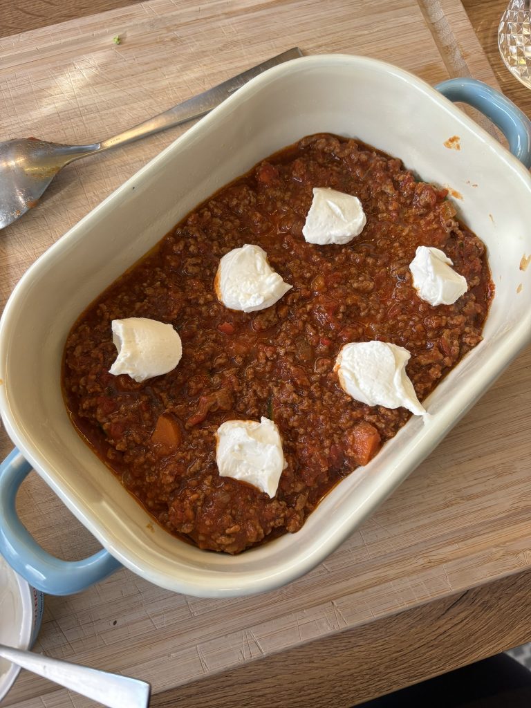 Danach folgt die Frischkäse Schicht für die Low Carb Zucchini Lasagne