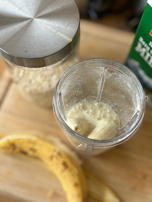 Mixer Nutribullet mit Haferflocken und Banane. Für leckere Pancakes