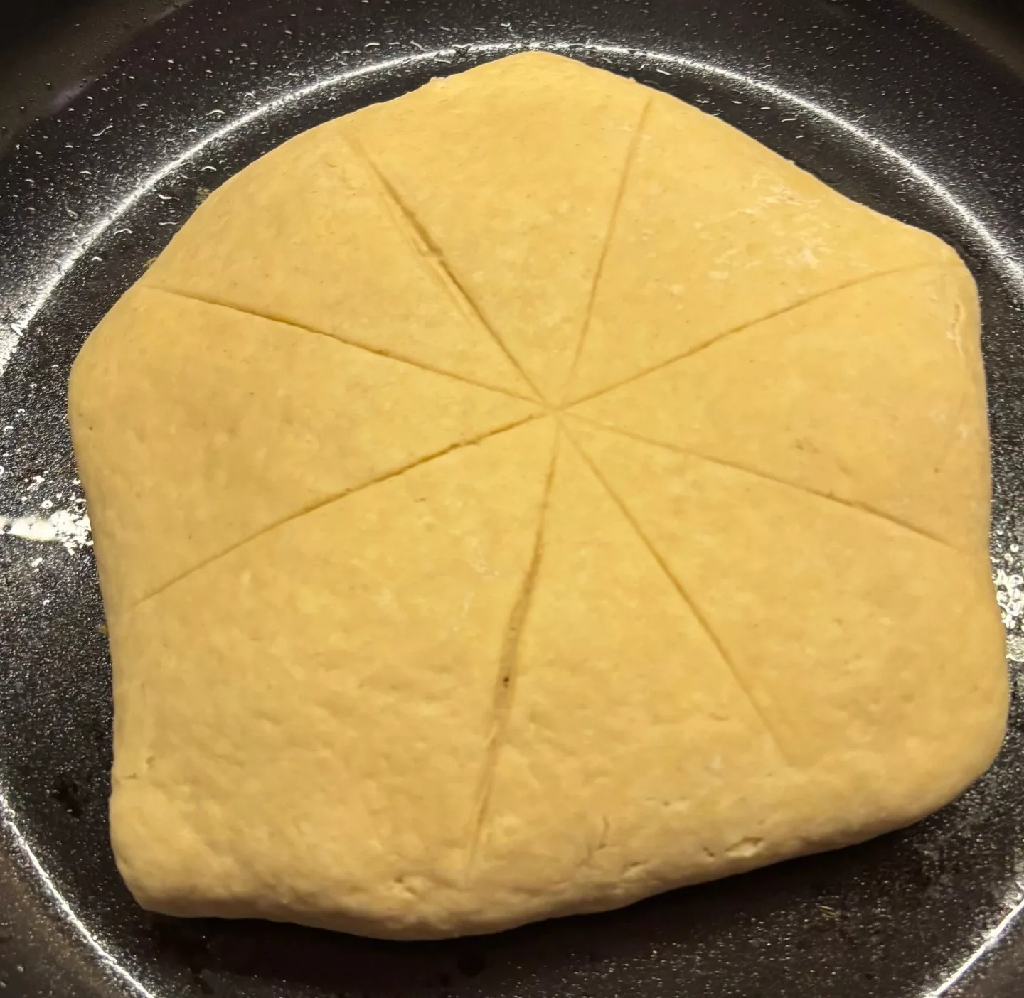 Pfannenbrot roh, gefaltet in der Pfanne mit Einteilung