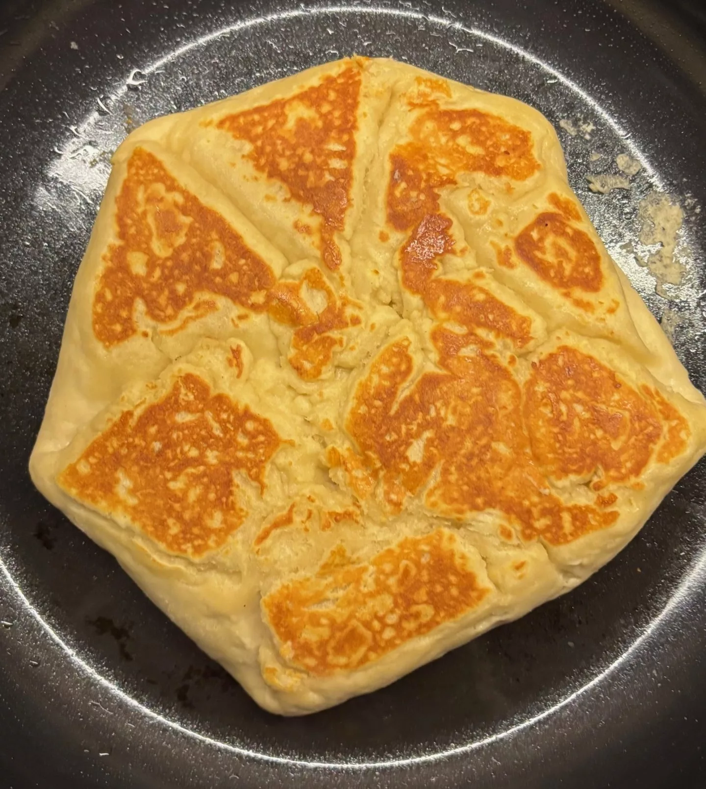 Pfannebrot gebacken in der Pfanne, Unterseite