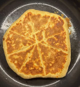 Pfannenbrot mit individueller Füllung und High-Protein Teig