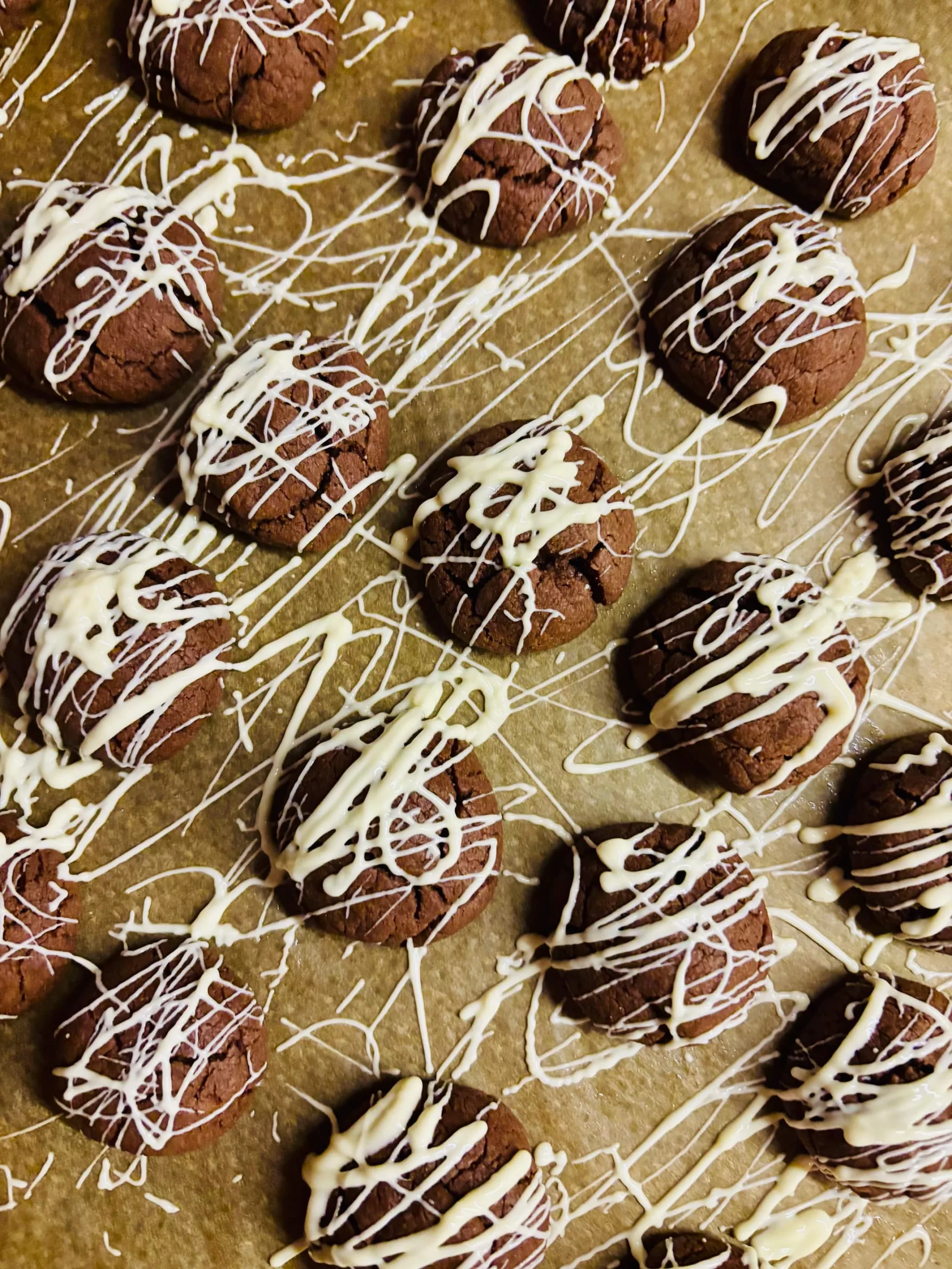 Nutella-Plätzchen mit Kuvertüre verziert