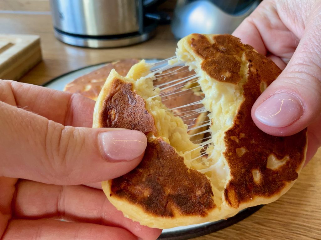 Käsetaler mit viel Käse und Quark.