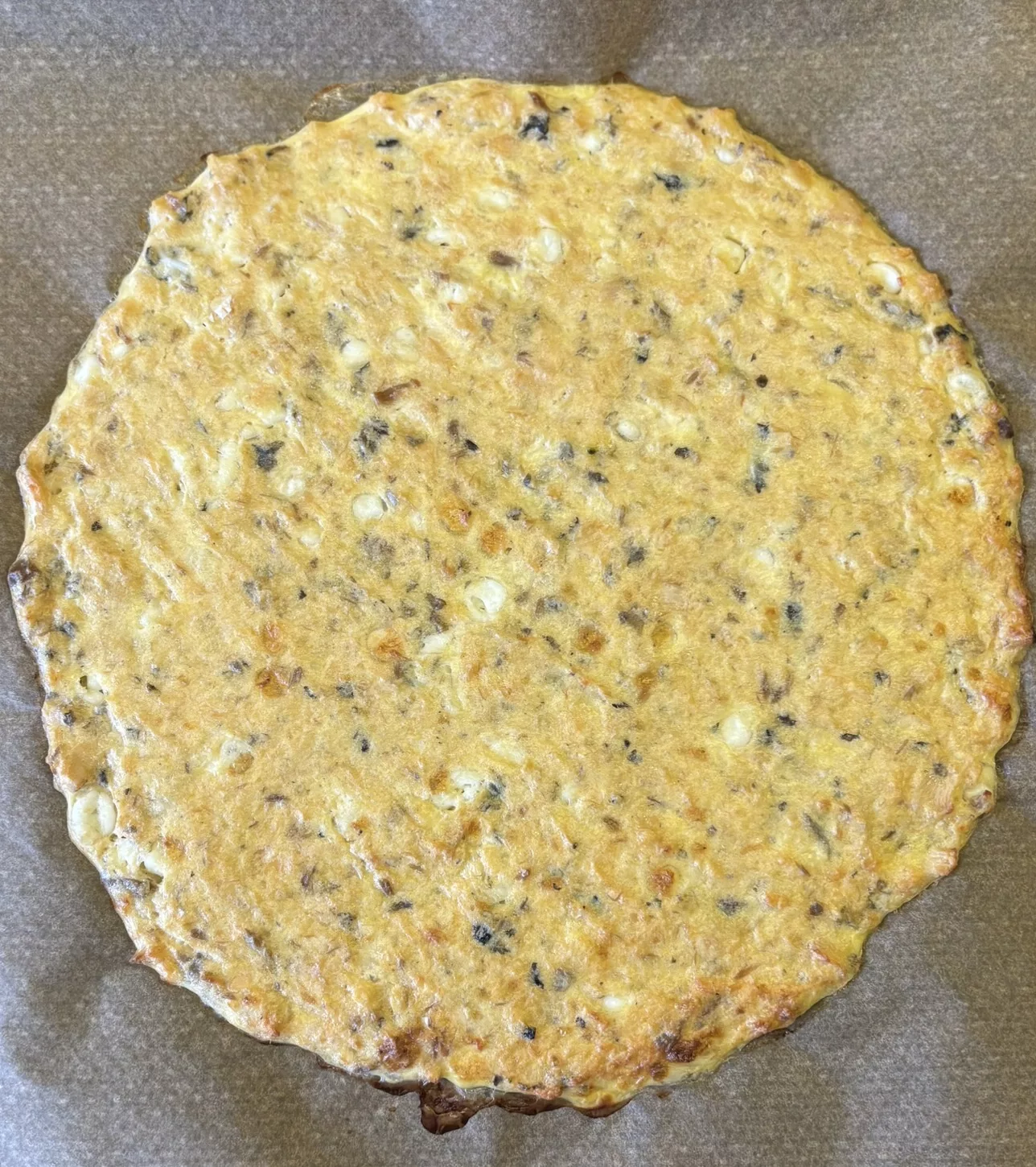 Pizzaboden aus Thunfisch, körnigem Frischkäse und Ei. Perfekt für Low Carb Ernährung