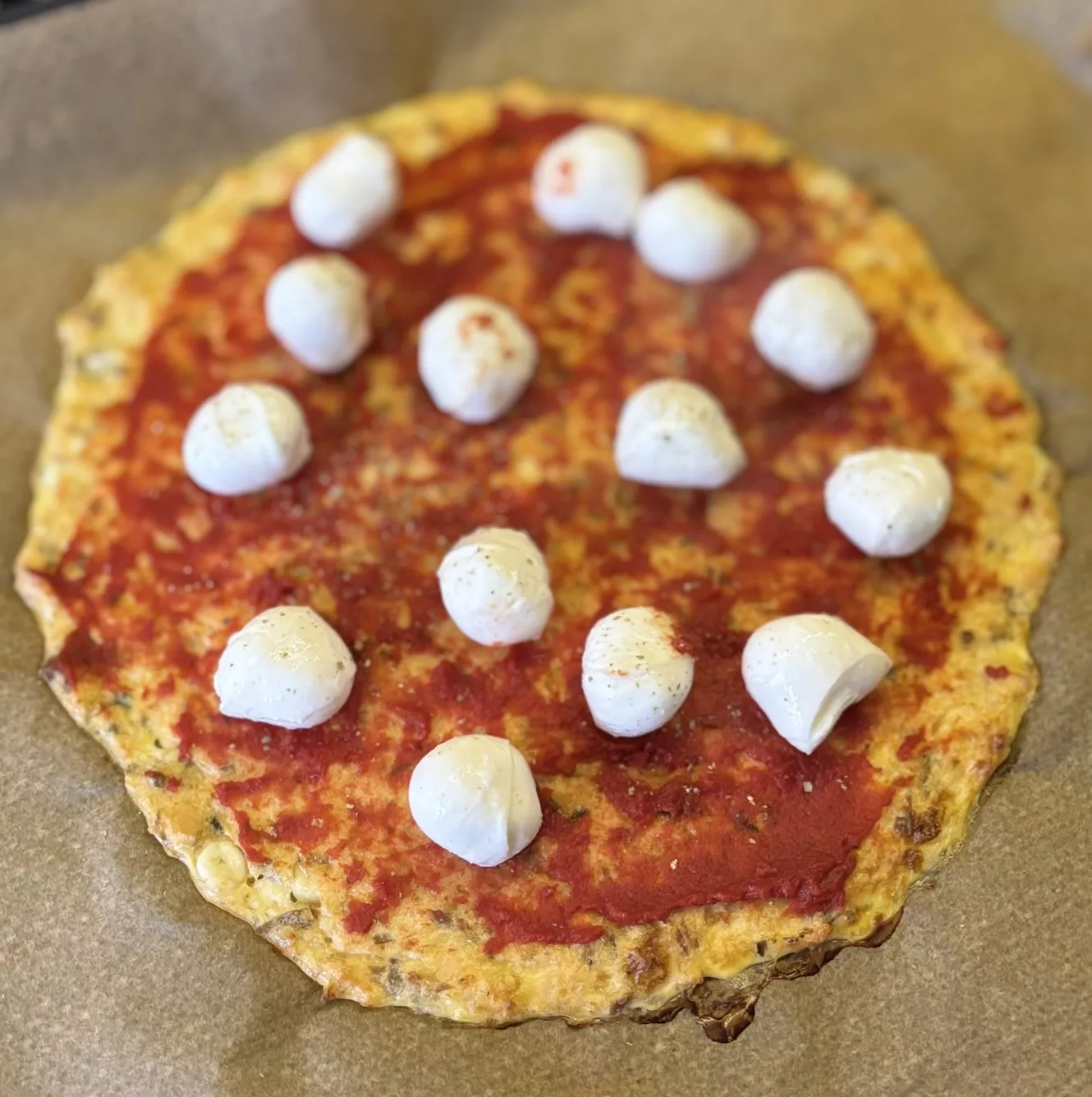 Pizzaboden aus Thunfisch belegen mit Tomaten und Mozzarella