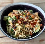 cremige udon nudeln mit feiner erdnuss-soße und gemüse